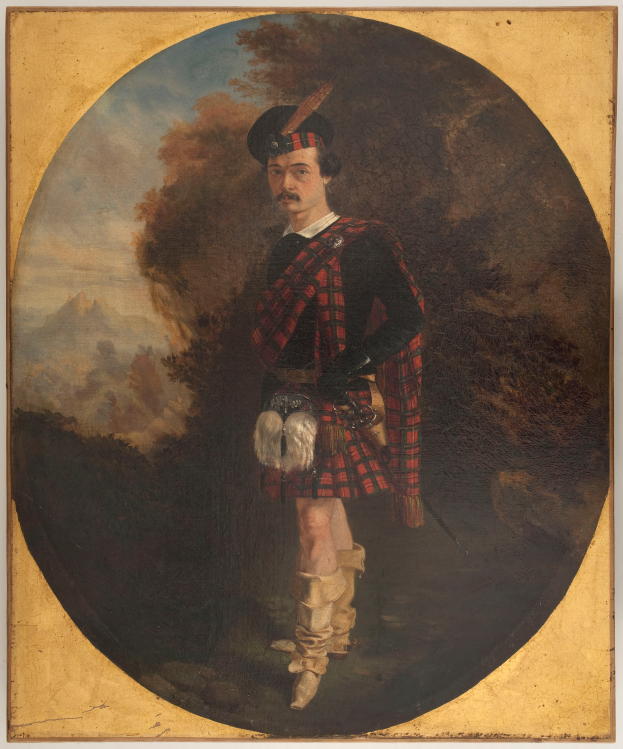 Ein Gemälde eines Mannes in traditioneller schottischer Kleidung, einschließlich eines roten und schwarzen Tartan-Kilts, eines weißen Hemdes und eines schwarzen Gürtels, der mit ernster Miene vor einer Kulisse aus Bäumen und Himmel steht.