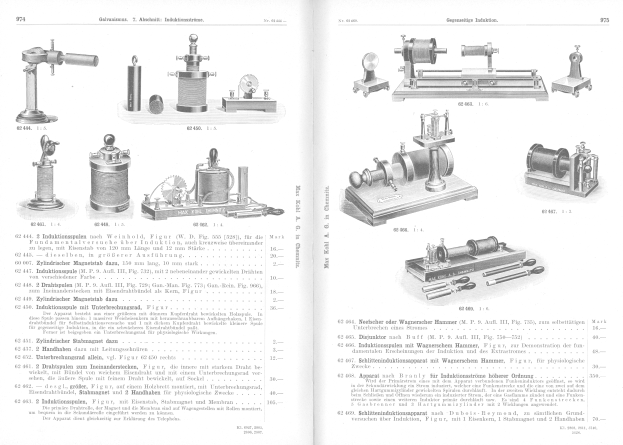 Ein aufgeschlagenes Buch mit verschiedenen Maschinen und begleitendem Text auf den Seiten.