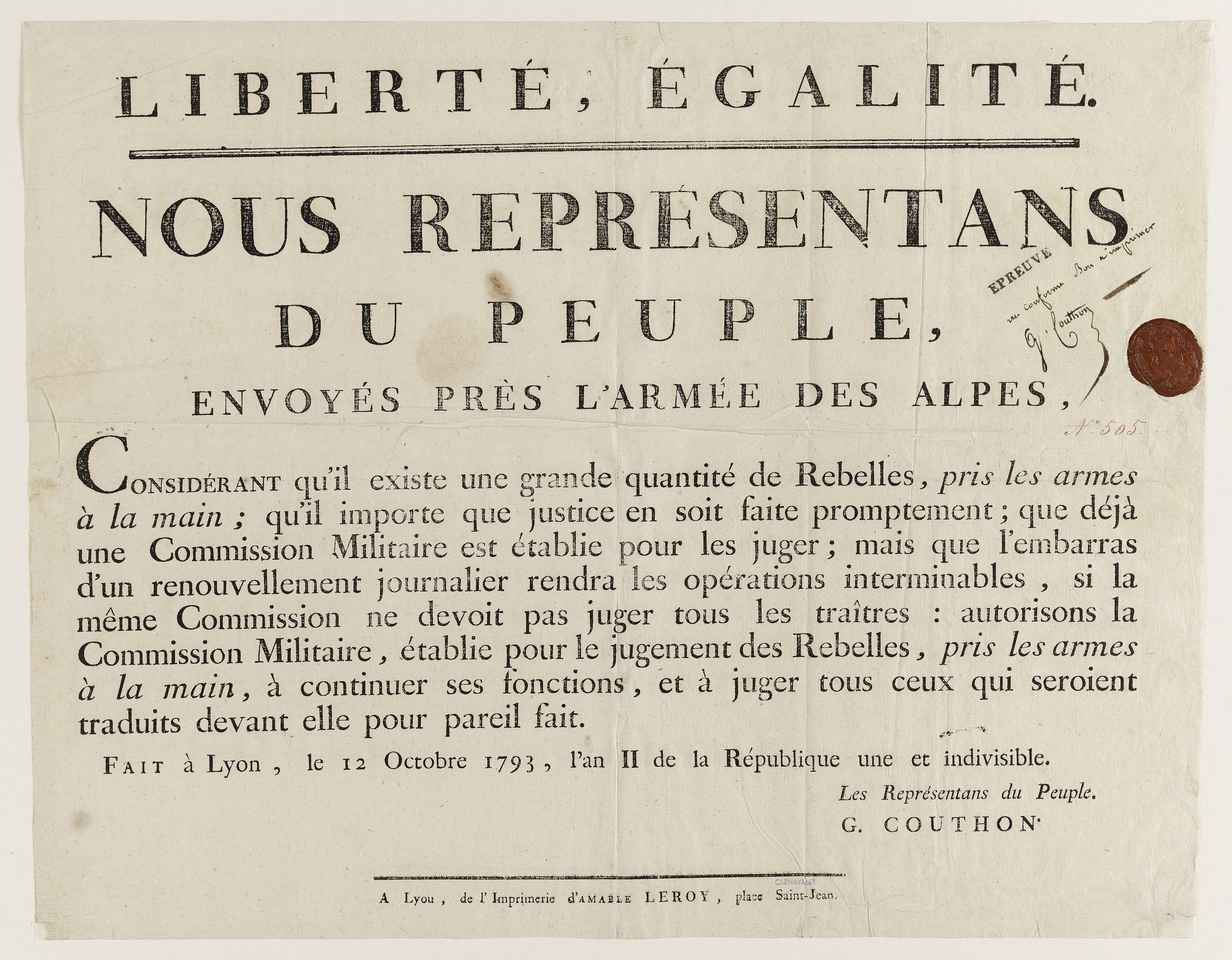Papier mit französischem revolutionärem Text "Liberté égalité nous representants du peuple" und einer Münze auf der rechten Seite.