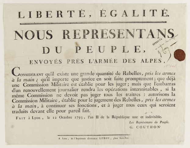 Papier mit französischem revolutionärem Text "Liberté égalité nous representants du peuple" und einer Münze auf der rechten Seite.