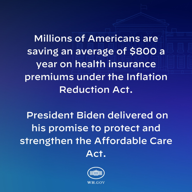Blauer Hintergrund mit weißer Schrift, die besagt: "Millionen von Amerikanern sparen durchschnittlich 800 USD im Jahr auf ihre Krankenversicherungsprämien unter dem Inflation Reduction Act" und ein Logo in der Mitte.