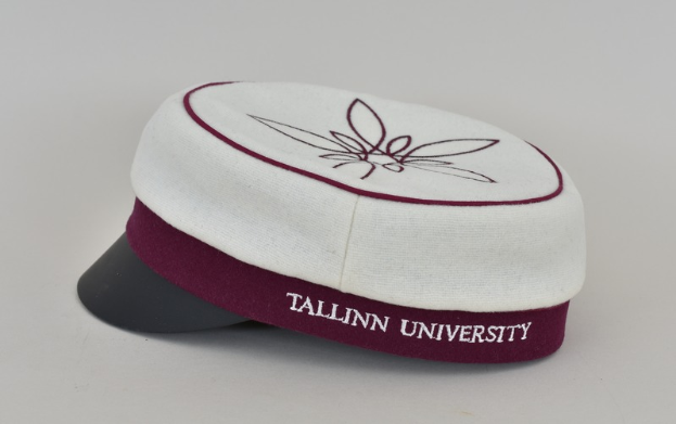 Eine weiße und marineblaue Mütze mit den Worten "Tallinn University" darauf vor einem weißen Hintergrund.