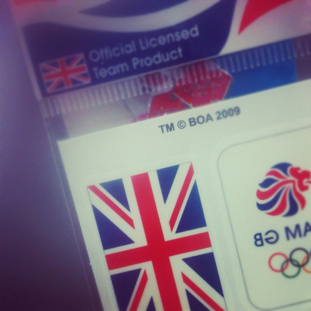 Nahaufnahme einer Identitätskarte mit der amerikanischen Flagge und der Aufschrift "Critical Licence" auf der Vorderseite.