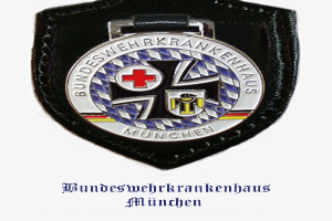 Schwarzes Lederpatch mit rotem Kreuz-Logo, beschriftet mit "Bundeswehrkrankenhaus München"