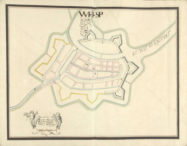 Detailierte Karte von Wiesbaden, Deutschland, zeigt Straßen, Gebäude und Sehenswürdigkeiten mit handgeschriebenem Text und Zeichnungen auf dem Papier.
