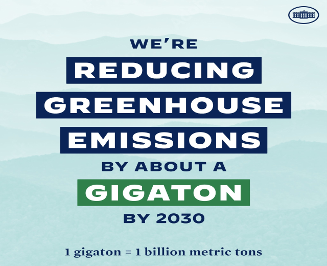 Plakat mit Text und Logo, das "Wir reduzieren die Treibhausgasemissionen um etwa eine Gigatonne bis 2030" besagt und für eine signifikante Reduzierung der Treibhausgasemissionen bis 2030 wirbt.