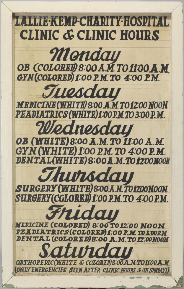 Plakat mit schwarzem Text auf einem weißen Hintergrund mit der Aufschrift "Lallie Kemp Charity Hospital Clinic & Clinic Hours", das die Klinikdienste und -zeiten bewirbt.
