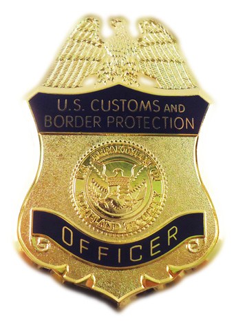 Goldene Dienstmarke mit der Aufschrift "U.S. Customs and Border Protection Officer" auf einem weißen Hintergrund.