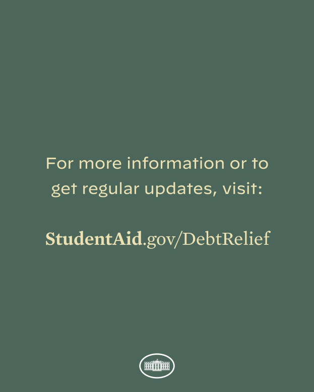 Grüner Hintergrund mit weißer Schrift, die 'Für mehr Informationen oder regelmäßige Updates besuchen Sie StudentAid.gov/DebtRelief' lautet und ein Logo unten.