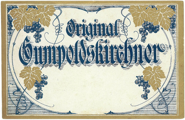 Alte deutsche Weinflasche mit einer Illustration von Trauben und Blättern, auf der der Weinname steht.