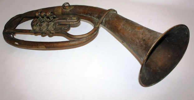 Altes Messinghorn mit glänzendem Finish, gebogener Hals und aufgeblähtem Trichter, verziert mit kunstvollen Gravuren, auf einem weißen Hintergrund.