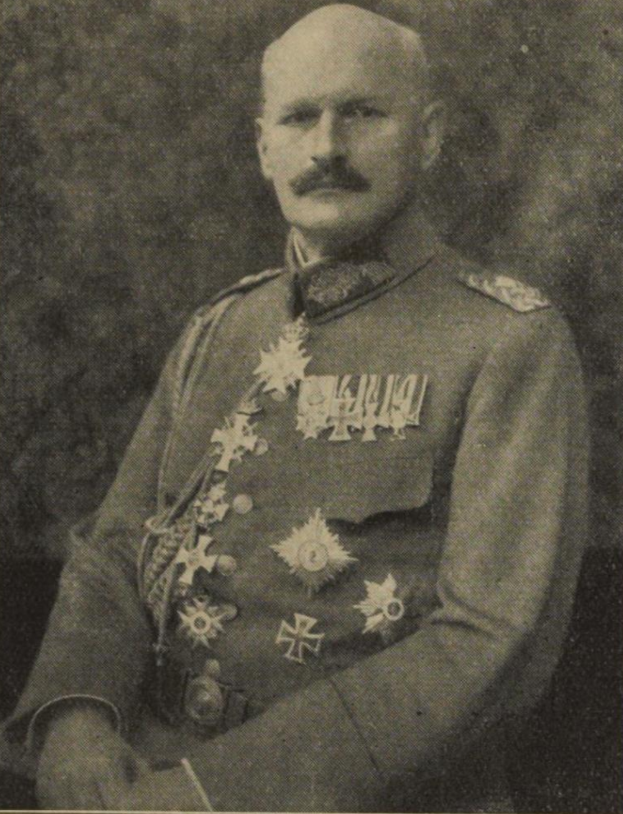 Ein altes Schwarz-Weiß-Foto eines Mannes in einer dunklen, hochkragigen Uniform mit einem Gürtel, zurückgekämmtem Haar und einem strengen Gesichtsausdruck, der angeblich der Oberbefehlshaber ist.