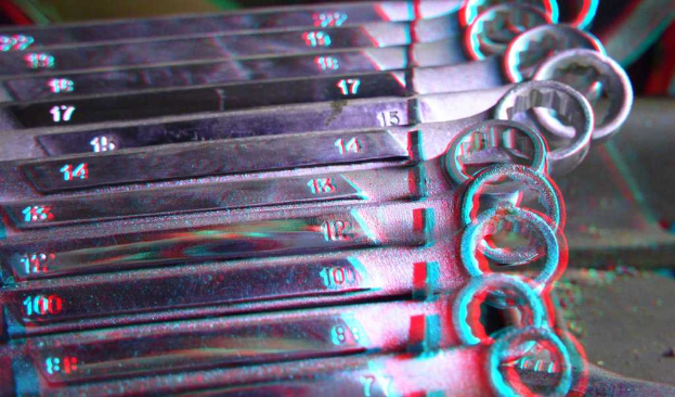 Eine Sammlung von Schraubenschlüsseln, jeweils mit einer Nummer darauf markiert.