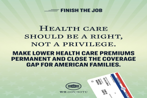 Ein Plakat mit der Aufschrift "Beenden Sie die Arbeit: Gesundheit sollte ein Recht sein, nicht ein Privileg" und eine Karte mit den Worten "Machen Sie niedrigere Gesundheitskosten permanent und schließen Sie die Versorgungslücke für amerikanische Familien."