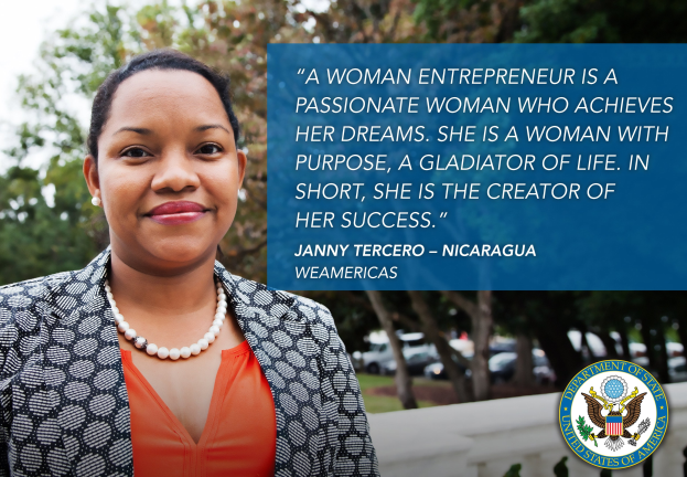 Eine Frau-Unternehmerin in einer schwarzen und weißen Jacke und einem orangen Kleid steht vor einer Kulisse aus Bäumen, Fahrzeugen und Himmel, mit einem Logo und Text über ihre Absicht und ihren Erfolg auf der rechten Seite.