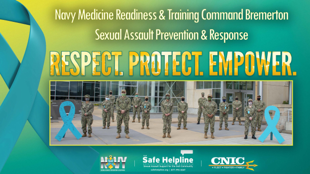 Plakat für das Sexual Assault Prevention & Response-Programm der Navy Medicine Readiness & Training Command Bremerton, das uniformierte Personen vor einem Gebäude mit der Aufschrift "Respekt, Schutz, Ermächtigung" zeigt.