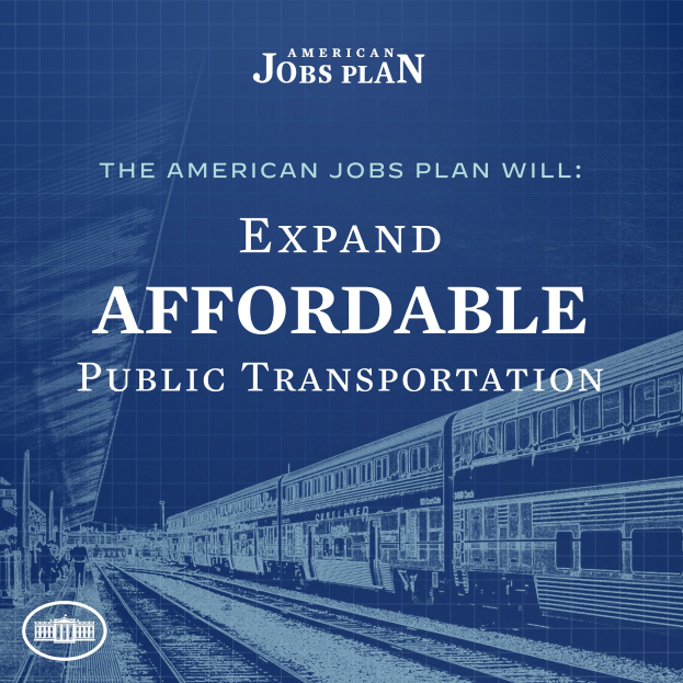Plakat mit einem Zug auf einem Bahnsteig mit mehreren Menschen in der Nähe, das "The American Jobs Plan Will Expand Affordable Public Transportation" bewirbt