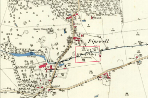 Ein detaillierter alter Stadtplan von Pipewell, der Straßen, Gebäude, Sehenswürdigkeiten und Text mit Nummern zeigt, die bestimmte Standorte angeben.