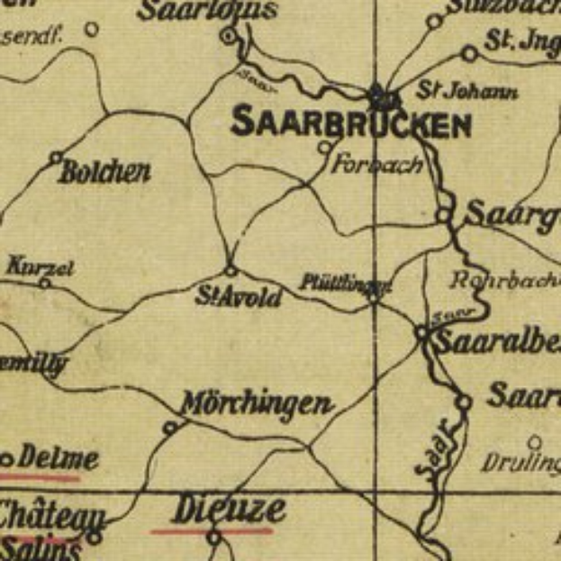 Ein altes Stadtplan von Saarbrücken, Deutschland, mit detaillierten Straßen, Gebäuden und Landmarken mit klassischem Text, der den Standort der Stadt angibt.