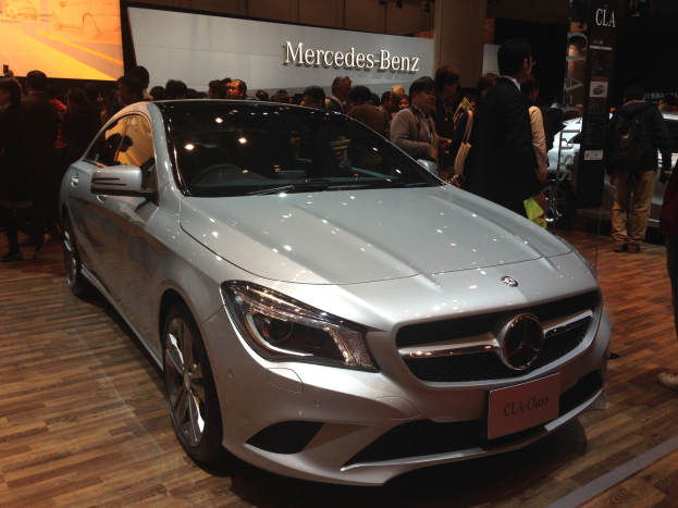 Schwarzer Mercedes-Benz CLA-Klasse Coupé mit glänzender Lackierung und Chromakzenten auf der Shanghai Auto Show umgeben von Schaulustigen.