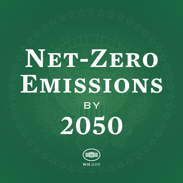 Ein grüner Hintergrund mit der markanten weißen Schrift "Netto-Null-Emissionen bis 2050".