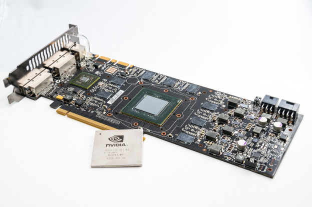 Nahaufnahme einer Computermotherboard mit einem Speicherchip darauf, der sichtbaren Text zeigt, auf einer weißen Oberfläche.