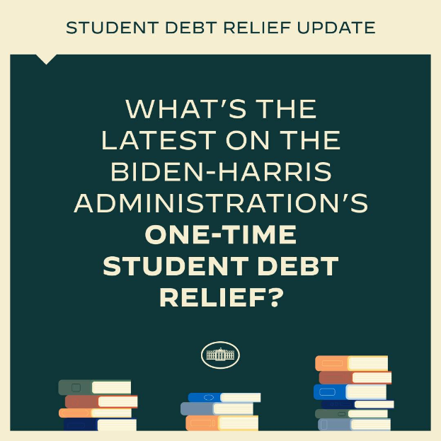 Ein Plakat mit der Überschrift "Was gibt es Neues zum einmaligen Schuldenentlastungsprogramm der Biden-Harris-Regierung?" oben und Büchern unten.