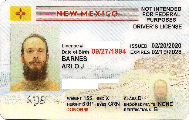 Ein New Mexico-Führerschein mit dem Bild eines Mannes, Text und Zahlen.