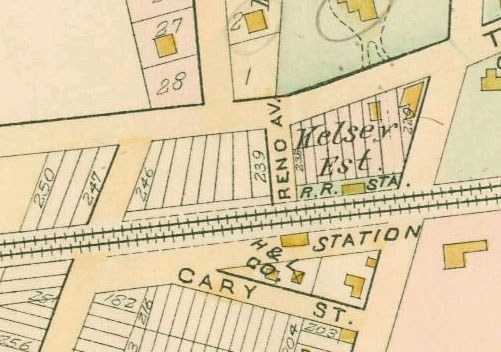 Alte Karte einer dicht bebauten Stadt mit nummerierten Parzellen und Text, am unteren Rand als zum Verkauf stehendes Land bezeichnet.