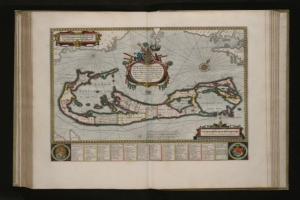 Ein dunkler Hintergrund betont ein offenes Buch mit einer detaillierten Karte der Britischen Jungferninseln in der Mitte, umgeben von Text und Bildern.