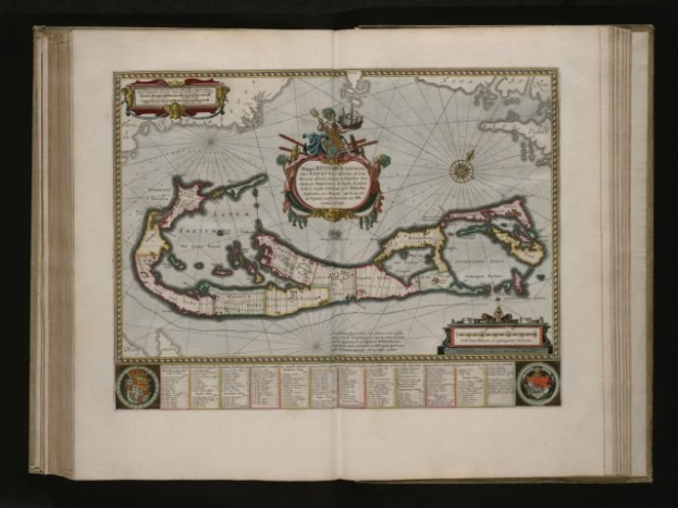 Ein dunkler Hintergrund betont ein offenes Buch mit einer detaillierten Karte der Britischen Jungferninseln in der Mitte, umgeben von Text und Bildern.